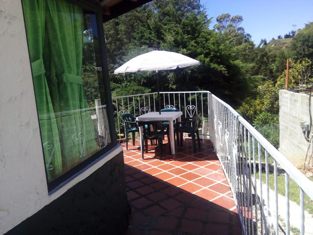 Las Cabanas Castillos Del Lago Villa Guatape Exterior photo
